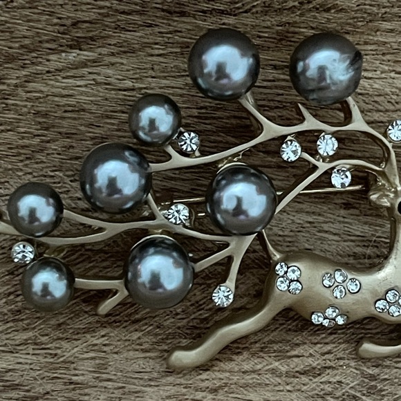 NEW Reindeer Brooch Rhinestones Faux Pearls Deer Holiday Pin Pretty Matte Gold - Picture 8 of 11